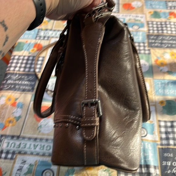 Wrangler Buckle Classic Barrel Satchel - Picture 4 of 10